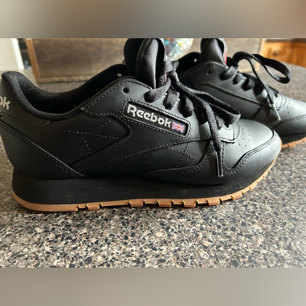 THEE cutest Reebok! Super on trend— 80’s/90’s size 6.5 I only wore twice.
